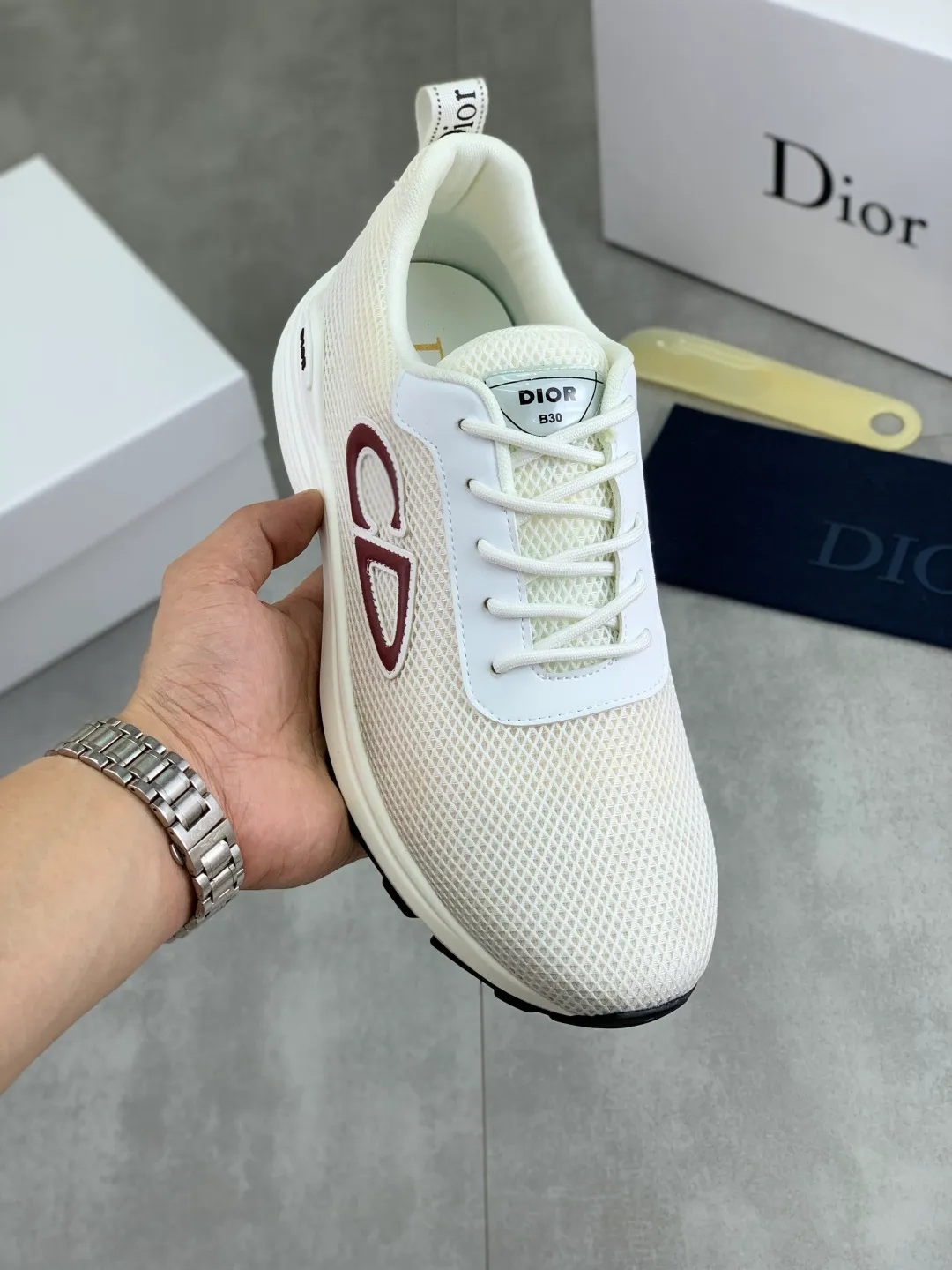 Men's Men's Shoes 💰P420 New Dior Chrono Fly Knit Shoes 2025 New B30 Series, in white and black fly knit series. Both sides are decorated with computer-printed CD logo, star patch on the tongue and Dior logo on the heel. Many details highlight the style. The interior is matched with the original color matching mesh, and the interior of the body is supported by low-temperature shaping sheets, and is filled with light feather cotton to keep the interior full and soft against the feet. The exclusive open-molded outsole adopts a one-piece molding process, so there is no need to worry about problems such as the opening and falling of sole decorative accessories. It is light and comfortable to wear, yet strong and wear-resistant. The two-color shoelaces are accessorized with exquisite metal five-pointed star pendants, creating a high-end, trendy and casual look at all times. Color: white black gray blue code number: 38-44